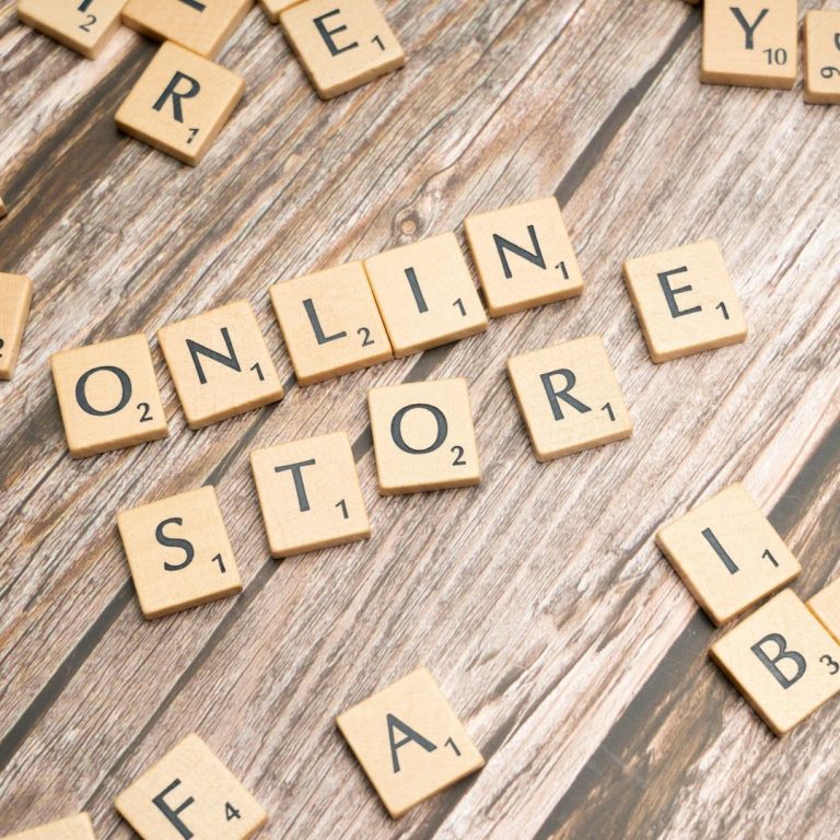Bild von Buchstaben die auf den Tisch die Worte Online Store schreiben