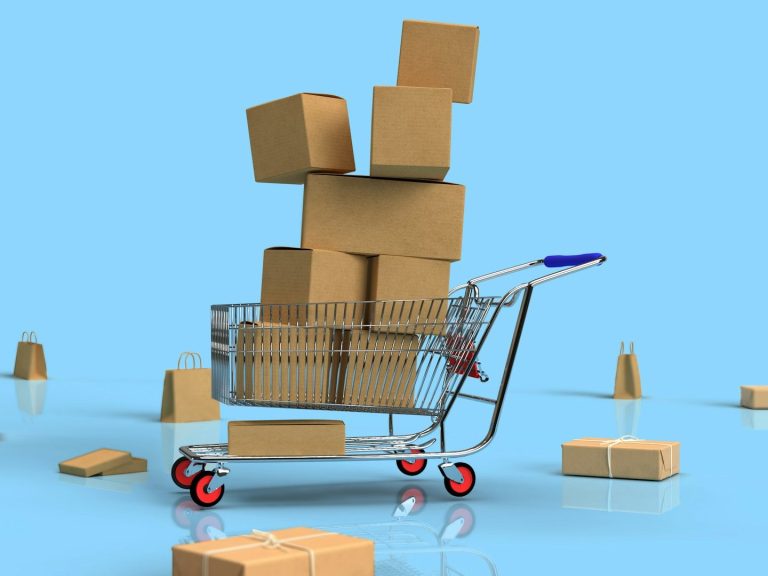Einkaufswagen mit mehreren Pappe-Packungen auf blauem Hintergrund.